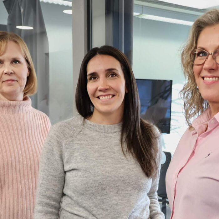 Tehdenin käyttöönottotiimi auttaa toiminnanohjausjärjestelmän käyttöönotossa.