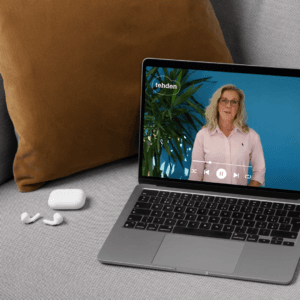 Sohvalla olevan kannettavan tietokoneen näytöllä Tehdenin työntekijä esittelemässä videokirjaston sisältöä.