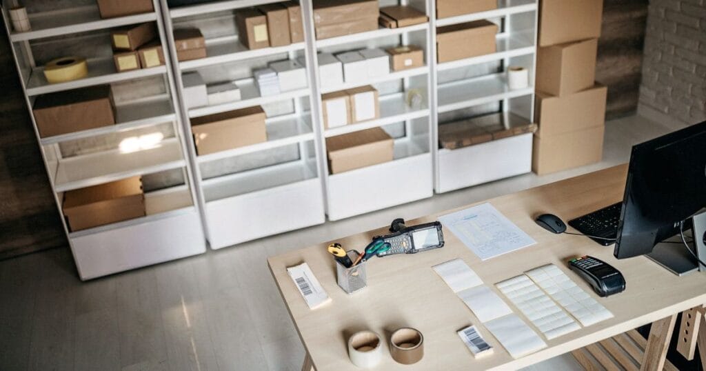 Inventointi ja inventaarion tekeminen varastossa.