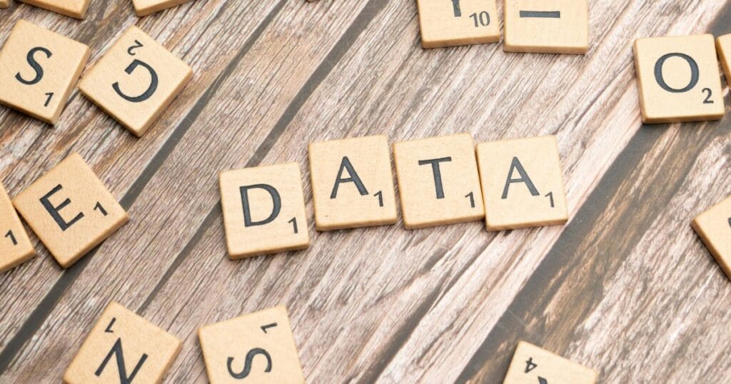 Tiedolla johtaminen ja raporttien käyttö dataohjatun päätöksenteon tukena.