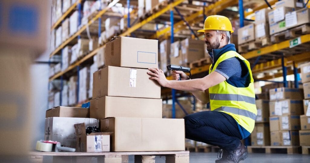 Reaaliaikainen varastonhallinta onnistuu käsipäätteellä suoraan hyllyvälissä.