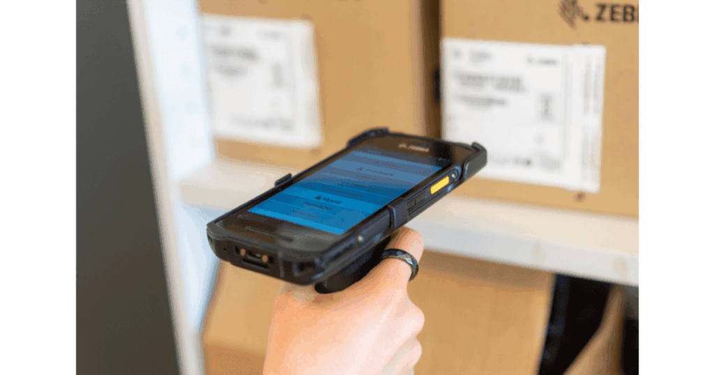 Reaaliaikainen varastonhallinta onnistuu mobiilisti käsipäätteen avulla.