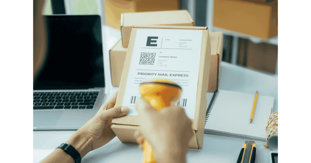 Reaaliaikainen varastonhallinta onnistuu lukemalla viivakoodin skannerilla, mikä nopeuttaa toimituksia.