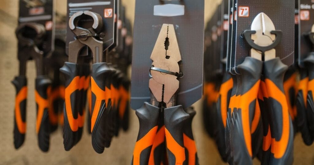 Rautakaupan varastonhallinnassa ostaminen on tärkeässä roolissa, eikä piikkitavaran kanssa puljaamiseen kannata käyttää liikaa aikaa.