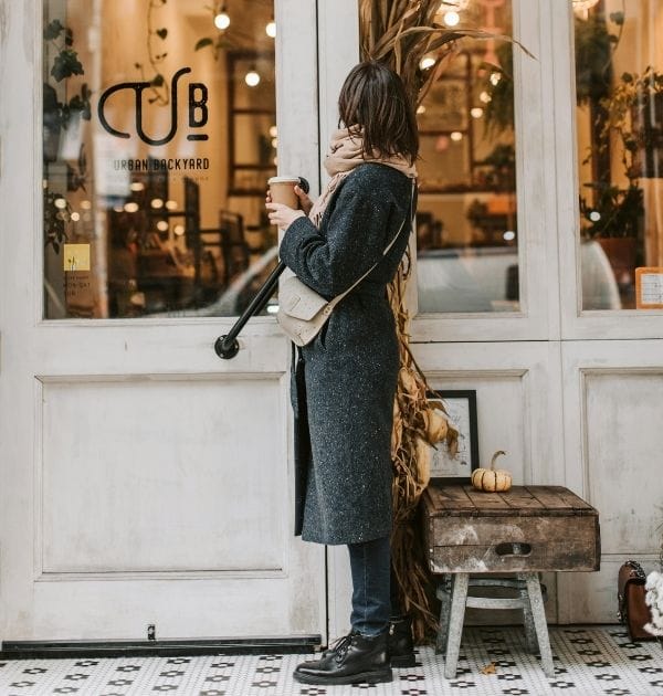 Kauppias miettimässä maksupäätteen ja kassajärjestelmän valintaa.