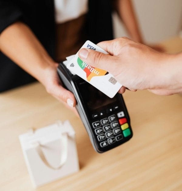 Maksupääte vastaanottaa korttimaksun.