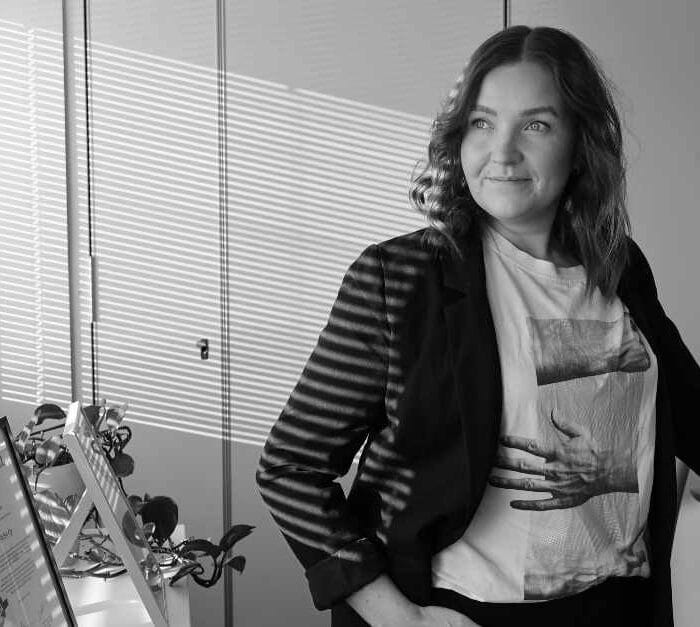 Markkinointipäällikkö Noora juhlistaa kuudetta vuottaan Tehdenillä.