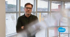 Tehdenin myyntijohtaja pohtii ERP-käyttöasteen laskua.