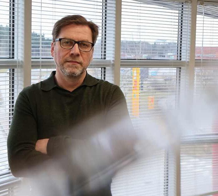 Tehdenin myyntijohtaja pohtii ERP-käyttöasteen laskua.