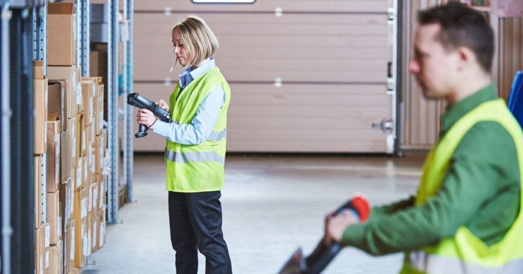 Tukkukaupan ERP tukee varastonhallintaa ja pitää tiedot ajan tasalla.